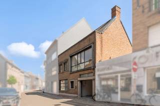 <p>Bent u op zoek naar een woning waar <span>wonen en werken</span> perfect gecombineerd kunnen worden? Of droomt u van een <span>kangoeroewoning</span> of een <span>ruime gezinswoning met tal van mogelijkheden</span>? Dan is deze uitzonderlijk ruime woning (438 m²) in het centrum van Maldegem precies wat u zoekt.</p>
<p>De woning geniet van een centrale ligging met alle voorzieningen op wandelafstand: winkels, scholen en openbaar vervoer bevinden zich in de onmiddellijke omgeving. Bovendien is er een vlotte verbinding naar zowel de kust als het binnenland.</p>
<p>Bij het betreden van het pand vallen meteen de twee afzonderlijke ingangen op: één naar de voormalige tandartsenpraktijk en één naar de privéwoning, met onderlinge doorgang tussen beide units.</p>
<p><strong>Via de eerste ingang</strong> bereikt u de praktijkruimte, bestaande uit een inkomhal met gastentoilet, een aparte berging, wachtruimte, bureauruimte en twee voormalige kabinetten. Deze ruimtes zijn uitgerust met airconditioning en lenen zich perfect voor een vrij beroep of kunnen ingericht worden als een volwaardige tweede woonunit.</p>
<p><strong>De tweede ingang</strong> leidt naar de ruime privéwoning. U komt binnen in een royale inkomhal met ingemaakte vestiairekasten en gastentoilet. De lichtrijke leefruimte omvat een gezellige eetplaats en woonkamer met open haard. Aansluitend bevindt zich de open keuken met extra eetruimte. Deze hoogwaardige Siematic-keuken is uitgerust met een natuurstenen werkblad, Amerikaanse koelkast met vriezer, gas- en inductiekookzones, Venduro dampkap, Miele inbouwfriteuse, extra brede oven, combi-oven en dubbele spoelbak. Verder is er een unieke inloopkoelcel voorzien in de hal, evenals een praktische wasplaats met ingemaakte kasten en extra bergruimte.</p>
<p>Op de <span>eerste verdieping</span> bevinden zich vijf volwaardige slaapkamers en twee badkamers, elk uitgerust met lavabo en douche. De <span>tweede verdieping</span> herbergt een prachtige master bedroom met ensuite badkamer voorzien van lavabo, bubbelbad, douche en toilet. Ook hier is airconditioning aanwezig voor optimaal comfort.</p>
<p>Daarnaast beschikt de woning over een praktische <span>kelder</span>.</p>
<p>Buiten geniet u van een gezellig, <span>ingesloten terras</span> dat rechtstreeks toegankelijk is vanuit de keuken. Achteraan bevindt zich een <span>ruime tuin met een groot aangelegd terras</span>, deels overdekt en voorzien van een open haard – ideaal om het hele jaar door te genieten. Verder zijn er meerdere tuinbergingen met extra zolderruimte en vaste trap.</p>
<p>Vooraan is er een <span>oprit</span> met plaats voor twee wagens. Bovendien bestaat de mogelijkheid om naast de woning een garage te huren met ruimte voor drie wagens.</p>
<p>Kortom: <span><strong>een veelzijdige eigendom met tal van mogelijkheden op een toplocatie in Maldegem.</strong></span><br /><br />Benieuwd naar de mogelijkheden? <br /><span>Contacteer Bonne Vastgoed 7 op 7 via 050/73.73.73 of info@bonnevastgoed.be</span></p>