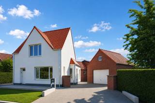 Bent u op zoek naar een instapklare huurwoning waar comfort en kwaliteit centraal staan? Deze volledig gerenoveerde woning in Adegem werd zowel binnen als buiten grondig vernieuwd en is afgewerkt met oog voor detail.
Bij het betreden van de woning ervaart u meteen de aangename, verzorgde uitstraling. De ruime, lichtrijke leefruimte geeft een ruimtelijk gevoel. De open keuken is uitgerust met de nieuwste toestellen en biedt alle comfort voor dagelijks gebruik.
Op het gelijkvloers bevindt zich bovendien een ruime badkamer, voorzien van zowel een ligbad als een aparte douchecabine.
Op de tweede verdieping bevinden zich drie slaapkamers waarvan 1 master slaapkamer.
Buiten geniet u van een leuke, zonnige tuin waar u in alle rust kunt ontspannen. De woning beschikt daarnaast over een aparte garage en een praktische kelder, ideaal als extra bergruimte.
Een ideale huurwoning voor wie op zoek is naar een kwalitatief afgewerkte woning met alle hedendaagse comfort.
Wenst u een bezoek te brengen?
Maak uw afspraak via www.vastgoedunicum.be of stuur een e-mail naar verhuur@vastgoedunicum.be.