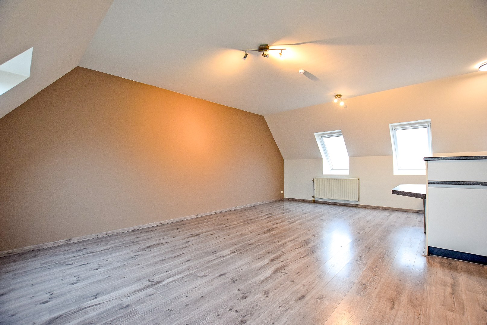Instapklaar lichtrijk dakappartement in hartje Veurne (61m²) - foto 4