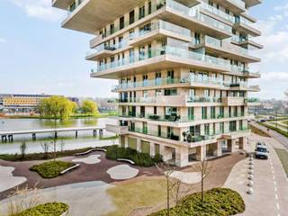 Ontdek dit prachtig afgewerkte appartement met twee slaapkamers, waar luxe, comfort en een unieke ligging perfect samenkomen. De grote...