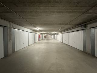 Garage box à vendre à Nieuwpoort-Bad. Le box de garage est situé au -1 de la Residentie Duinenveld, Franslaan 152. Dimensions :- profondeur :...