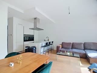 <strong>Instapklaar </strong>appartement nabij Park Spoor Noord en het Eilandje. Het appartement maakt deel uit van een <strong>volledig gerenoveerd</strong> gebouw van slechts 4 units en bevindt zich op de tweede verdieping. <br /><br /><strong>Indeling</strong>:<br />Inkom; woonkamer op parket; open keuken met kookeiland; bureaukamer; nachthal; badkamer en ruime slaapkamer op parket.<br /><br /><strong>Bijzonderheden:</strong>
<ul>
<li>Algemene kosten € 75/mnd.</li>
<li>Geen lift aanwezig.</li>
<li>Individueel verbruik van gas, water en elektriciteit.</li>
<li>Ondergrondse kelderberging.</li>
<li>Gewilde locatie.</li>
</ul>
