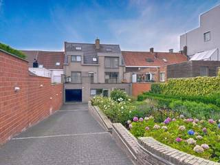 <p>Exclusief appartementsgebouw in het centrum bestaande uit een centrale inkomhal die toegang biedt tot:</p>
<ul>
<li>
<p>Gelijkvloers appartement met inkomhal en afzonderlijk toilet, ruime leefruimte met zit- en eethoek, uitgeruste keuken met eetplaats en aanpalende was-/bergplaats, volwaardige slaapkamer en ingerichte badkamer (ligbad met douchemogelijkheid en lavabomeubel).</p>
</li>
<li>
<p>Duplex appartement op de eerste verdieping, bestaande uit inkomhal met gastentoilet, riante leefruimte met eet- en zithoek, groot terras van ca. 35 m², volledig uitgeruste leefkeuken, bergruimte en bureel. Via trap of lift bereik je de tweede verdieping met master bedroom met ensuite badkamer (ligbad, douche en lavabomeubel), tweede en derde slaapkamer, aparte douchekamer met lavabo en trapluik naar de zolderruimte.</p>
</li>
</ul>
<p><b>Extra troeven:</b></p>
<ul>
<li>
<p>Energiezuinig (Label B)</p>
</li>
<li>
<p>Elektrische kantelpoort met doorrit naar de gemeenschappelijke tuin</p>
</li>
<li>
<p>2 garages met berging</p>
</li>
<li>
<p>Bruikbare vloeroppervlakte van 256 m² + 82 m²</p>
</li>
<li>
<p>Volledig onderkelderd</p>
</li>
<li>
<p>Lift aanwezig</p>
</li>
<li>
<p>Op wandelafstand van scholen, winkels, openbaar vervoer en centrum</p>
</li>
<li>
<p>Kwalitatief afgewerkt en instapklaar</p>
</li>
</ul>
<p>Deze woning is te koop ZONDER makelaar via het concept van Smart Houses! Inlichtingen of bezoek? Contacteer rechtstreeks de eigenaar via 0471/40.92.78</p>