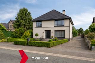 [[ DIT PAND NEEMT DEEL AAN DE ERA OPEN HUIZEN DAG OP 19/9 VAN 11:00 TOT 12:00 ]]
<p>Ben je op zoek naar een eigendom met veel ruimte, een mooie ligging en tal van mogelijkheden? Dan is deze degelijk gebouwde open bebouwing in Meeuwen zeker een bezoek waard. De woning ligt in een rustige straat op een breed perceel van maar liefst 1.938 m² en geniet achteraan van een prachtig vrij zicht over de weides.</p>

<p>De woning werd gebouwd in 1963 en beschikt volledig op het gelijkvloers over een praktische indeling met 3 slaapkamers, een badkamer, een aangename leefruimte en een functionele keuken. Daarnaast is de woning volledig onderkelderd, wat zorgt voor heel wat extra bergruimte en de mogelijkheid om technieken te verplaatsen. Ook de zolder biedt bijkomende mogelijkheden. Mits overleg en goedkeuring van de gemeente kan er eventueel bekeken worden of een verdieping kan worden toegevoegd.</p>

<p><strong>Enkele troeven:</strong></p>

<p>• <strong>Groot perceel:</strong> Gelegen op een breed perceel van maar liefst 1.938 m², met volop ruimte rondom de woning.</p>

<p>• <strong>Vrij uitzicht:</strong> Achteraan geniet je van een prachtig open zicht en een aangename, groene omgeving.</p>

<p>• <strong>Rustige ligging:</strong> Gelegen in een rustige straat, met een mooie landelijke uitstraling en toch een vlotte verbinding naar het centrum en de belangrijkste invalswegen.</p>

<p>• <strong>Praktische woning:</strong> 3 slaapkamers op het gelijkvloers, een volledige kelder en een ruime zolder zorgen voor heel wat mogelijkheden.</p>

<p>• <strong>Gunstig EPC:</strong> EPC-label C en bijgevolg geen renovatieplicht. Het dak werd reeds vernieuwd, er is spouw- en zoldervloerisolatie aanwezig en de woning wordt verwarmd met een gascondensatieketel.</p>

<p><strong>Interesse in deze ruime eigendom met een prachtige ligging? Contacteer Max voor een bezoek en ontdek zelf de mogelijkheden van deze woning in Meeuwen.</strong></p>