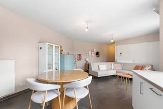 <p><strong>Ben je op zoek naar een instapklaar appartement met 2 slaapkamers, terras en garage op een toplocatie? Zo gevonden!</strong></p>
<p>In een residentiële en groene omgeving, op wandelafstand van het centrum en nabij het treinstation, vind je dit verzorgde en instapklare appartement met een bewoonbare oppervlakte van 80 m². Dankzij de centrale ligging geniet je van een uitstekende bereikbaarheid, terwijl je toch in alle rust kan wonen. Het appartement beschikt over een energiezuinig EPC-label A en wordt individueel verwarmd op aardgas via een gasketel. De PVC-ramen, parlofoon en conforme elektriciteit zorgen voor een aangenaam wooncomfort. </p>
<p>Je betreedt het appartement via de inkomhal met vestiaire en ingemaakte kasten. De lichtrijke leefruimte sluit aan op de eetkamer en de volledig uitgeruste keuken, die voorzien is van een inductiekookplaat, combi-oven, dampkap, koelkast met diepvries, spoelbak en vaatwasser. Verder is er een praktische berging met aansluitingen voor wasmachine en droogkast. Het appartement telt twee slaapkamers, waarvan één met dressing en ingemaakte kasten. De badkamer is uitgerust met een douche, dubbele wastafel en toilet. Daarnaast is er nog een apart gastentoilet aanwezig.</p>
<p>Als extra troef beschikt deze eigendom over een terras waar je heerlijk kan genieten van de buitenlucht én een private garage met automatische sectionaalpoort en elektriciteitsvoorziening. De privatieve garage dient verplicht mee aangekocht te worden aan een prijs van € 20.000 (niet inbegrepen in de vraagprijs).</p>
<p>Ben je op zoek naar een energiezuinig, instapklaar appartement met twee slaapkamers, garage en een uitstekende ligging? Dan is dit zonder twijfel een bezoek waard!</p>