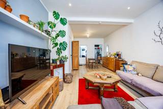 Cette agréable maison familiale bénéficie d'un emplacement central à Heist, à proximité des commerces, des écoles, des transports en commun et d'autres commodités quotidiennes. Grâce à son agencement pratique, ses trois chambres et sa cour intérieure confortable, cette maison constitue une opportunité intéressante pour les familles, les primo-accédants ou ceux à la recherche d'une maison bien située sur la côte.<br /><br />La maison dispose d'une étiquette énergétique D, ce qui signifie qu'elle n'est pas soumise à l'obligation de rénovation actuelle. De plus, plusieurs équipements énergétiques sont déjà présents, notamment l'isolation du toit, les fenêtres à haut rendement et les châssis en PVC. La chaudière à haut rendement au gaz a été installée en 2022.<br /><br />Pour ceux qui souhaitent améliorer davantage la performance énergétique, plusieurs possibilités s'offrent également. Par exemple, le toit plat à l'arrière peut être utilisé pour l'installation de panneaux solaires et une isolation supplémentaire de la façade extérieure peut améliorer l'étiquette énergétique. Des interventions ciblées peuvent donc permettre une belle avancée en termes de performance énergétique.<br /><br />En outre, la maison dispose d'une cour intérieure confortable, idéale pour profiter des journées ensoleillées à l'extérieur.<br /><br />Disposition :<br /><br />Rez-de-chaussée :<br />- Hall d'entrée,<br />- Escalier vers la cave,<br />- Salon confortable avec coin salon et salle à manger,<br />- Cuisine ouverte, entièrement équipée,<br />- Débarras pratique,<br />- Toilette séparée,<br />- Salle de bains avec lavabo et baignoire-douche,<br />- Cour intérieure confortable,<br /><br />1er étage :<br />- Première chambre spacieuse,<br />- Deuxième chambre spacieuse,<br />- Troisième chambre,<br />- Escalier escamotable vers l'étage mansardé,<br /><br />Une maison familiale pratique avec trois chambres, un espace extérieur agréable et des possibilités énergétiques intéressantes, située dans un emplacement central à Heist.<br /><br />Intéressé par cette maison ? Contactez-nous dès aujourd'hui pour plus d'informations et planifiez votre visite sur place.