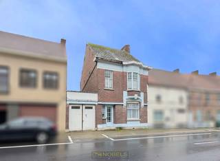 TE RENOVEREN BURGERWONING met GARAGE EN ACHTERLIGGGEND MAGAZIJN (50m²)  nabij CENTRUM oudenaarde. Deze GESLOTEN BEBOUWING met KARAKTERVOLLE...