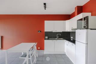 <p><span>GHENT CENTRUM - Studio prêt à l'emploi avec terrasse ensoleillée dans la Residentie Justine</span></p><p><span> </span></p><p><span>Situé au rez-de-chaussée de la résidence, nous trouvons cet appartement lumineux et prêt à l'emploi avec un espace extérieur agréable.</span></p><p><span>Idéal pour débuter ou investir, il bénéficie d'un accès facile au centre-ville, aux campus étudiants et aux voies d'accès.</span></p><p><span> </span></p><p><span> </span></p><p><span>Les principaux atouts en bref : </span></p><ul><li><span>Situation centrale</span></li><li><span>Environnement verdoyant avec vue sur l'estuaire du Muinkschelde </span></li><li><span>Caractère prêt à l'emploi</span></li><li><span>Deux chambres à coucher de taille normale</span></li><li><span>Possibilité d'acheter un emplacement intérieur</span></li><li><span>Terrasse spacieuse</span></li><li><span>EPC favorable et électricité conforme</span></li></ul><p><span> </span></p><p><span> </span></p><p><span>Aménagement</span><span>: hall d'entrée avec débarras, espace de vie ouvert avec cuisine équipée, accès à une agréable terrasse urbaine, débarras, salle de bains avec douche et lavabo, deux toilettes séparées et deux chambres à coucher spacieuses.</span></p><p><span> </span></p><p><span> </span></p><p><span>Important</span><span>:</span></p><p><span>Prix indicatif : 390 000 EUR</span></p><p><span>EPC : 151 kWh/m² an (UC : 20230418-0002859975-RES-1)</span></p><p><span>Pas d'obligation de rénovation</span></p><p><span> </span></p><p><span>Intéressé(e) ? Contactez l'agence immobilière Axel Lenaerts pour plus d'informations ou pour une visite sur place au </span><span>09 245 24 24</span><span> ou Laurens@axellenaerts.be</span></p><p><span> </span></p>