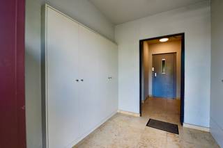 Leuk appartement met groot overdekt terras en uitstekende ligging – ideaal als investering of eigen woonst.
Dit gebouw heeft een knappe architectonische gevel en is gelegen aan het station, op een steenworp van het winkelcentrum: Krügerpark. Een unieke kans voor wie op zoek is naar een goede investering of een betaalbare, centraal gelegen woonst die nog naar eigen smaak ingericht kan worden.
Het appartement biedt een ruime leefruimte met twee grote glaspartijen die zorgen voor veel natuurlijk licht. De open keuken maakt het geheel tot een aangename en open leefomgeving. Er is een apart gastentoilet voorzien en aansluitend vindt u een grote slaapkamer met daarnaast een aparte ruimte die perfect dienst kan doen als bureau, dressing of multi functionele (bergings-)ruimte.
Het appartement beschikt over een uitzonderlijk groot, zonnig én deels overdekt terras aan de rustige achterzijde van het gebouw – een echte meerwaarde in de stad. Kortom, een appartement met tal van troeven.
Het gebouw heeft een opvallende en stijlvolle gevel en is uitgerust met een lift. Op het gelijkvloers is er een privatieve bergruimte inbegrepen. Dankzij de ligging vlak bij het station, openbaar vervoer, het Krügerpark en scholen zijn alle voorzieningen binnen handbereik.
Dit appartement combineert een uitstekende ligging met veel potentieel. Ontdek de mogelijkheden en plan snel een bezoek in op het nummer 09 336 16 15 of mail naar info@vastgoedunicum.be