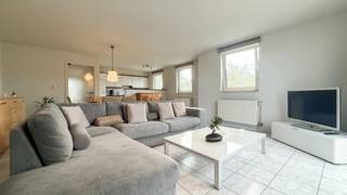 <p>Gelegen aan de Guldensporenlaan in Houthalen-Helchteren bieden wij dit ruime en praktisch ingedeelde appartement met 2 slaapkamers te koop aan. Het appartement bevindt zich op de eerste verdieping van een residentie met lift en beschikt bovendien over een ondergrondse autostaanplaats en een aparte privatieve berging.</p>
<p>Dankzij de centrale ligging, de aangename leefruimtes en de mogelijkheid om het appartement verder naar eigen smaak te moderniseren, is dit een interessante opportuniteit voor zowel eigen bewoning als investering.</p>
<p>Via de inkomhal betreedt u het appartement. De ruime woonkamer geniet van veel natuurlijke lichtinval en biedt voldoende plaats voor zowel een gezellige zithoek als een volwaardige eetruimte. Aansluitend bevindt zich de open keuken, waardoor keuken en leefruimte mooi met elkaar verbonden zijn.</p>
<p>Vanuit de leefruimte heeft u toegang tot het gezellige terras/balkon aan de voorzijde, waar u rustig kunt genieten van de buitenlucht.</p>
<p>Verder beschikt het appartement over twee volwaardige slaapkamers, een badkamer en de nodige bergruimte. De praktische indeling zorgt ervoor dat elke vierkante meter optimaal benut wordt.</p>
<p>Het appartement geniet van een zeer centrale ligging in Houthalen-Helchteren, op wandelafstand van het centrum. Winkels, supermarkten zoals Carrefour, scholen, horeca, openbaar vervoer en de sporthal bevinden zich allemaal in de nabije omgeving.</p>
<p>Ook op vlak van bereikbaarheid is de ligging uitstekend. De E313 en E314 bevinden zich op minder dan 1,5 km, waardoor steden zoals Hasselt, Genk en omliggende gemeenten vlot bereikbaar zijn.</p>
<p>Pluspunten</p>
<p>-2 ruime slaapkamers</p>
<p>-Lichtrijke en ruime woonkamer</p>
<p>-Open keuken</p>
<p>-Ondergrondse autostaanplaats</p>
<p>-Lift aanwezig in het gebouw</p>
<p>-Centrum op wandelafstand</p>
<p>-Winkels, scholen, horeca en sportfaciliteiten vlakbij</p>
<p>-E313 en E314 op minder dan 1,5 km</p>
<p>Maatregelen opgenomen in het Maatregelenregister: nee</p>
<p>Een bezichtiging ter plaatse of meer info, bel ons op 078/78.78.70, of kom gewoon binnen op ons kantoor, steeds welkom!</p>