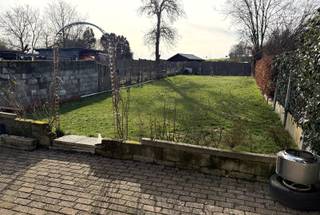 Deze eigendom bestaat uit 2 woningen: Dorpsstraat 28 en 30.<br />Het geheel dient volledig gerenoveerd en heringericht te worden.<br />De koper heeft de keuze om het geheel als één woning in te richten of op te splitsen in 2 woningen; voor deze opsplitsing werd reeds een stedenbouwkundige vergunning afgeleverd.<br /><br />De goedgekeurde plannen vindt u op onze website.<br /><br />Deze plannen voorzien volgende indeling per woning: <br />x inkomhal met gastentoilet; <br />x bureelkamer; <br />x berging; <br />x open leefruimte met keuken; <br />x achterliggend terras, tuin en tuinberging;<br />x op de verdieping 2 slaapkamers en badkamer.<br /><br />Voor verdere info kunt u een mail sturen aan roland@immo-leroi.be;<br />voor een bezichtiging kunt u telefonisch een afspraak maken op het nummer 012 23 00 23.