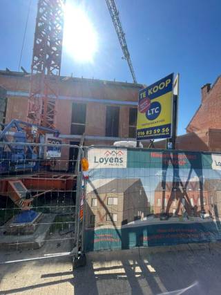 Prachtige energiezuinige woning met twee autostaanplaatsen inbegrepen. Deze zeer grote woning wordt gebouwd en afgewerkt met kwaliteitsvolle en luxueuze materialen. U heeft natuurlijk inspraak in de keuze van afwerking. Het goed omvat inkomhal, gastentoilet, 4 grote slaapkamers, luxueuze badkamer, berging, luxueuze keuken en ruime leefruimte (43m²), groot terras (24m²) en tuin. De verwarming is met warmtepomp en vloerverwarming en overal zijn er PVC ramen met alu omhulsel. Ventilatie systeem D met warmteherwinning aanwezig. Dit pand is zeer goed gelegen nabij bakker, supermarkt, apotheek, traiteur,... Neem snel contact op om deze woning te bespreken.