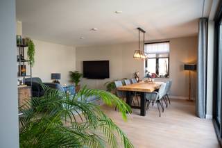 Dit prachtig afgewerkte appartement op de eerste verdieping is het grootste van het gehele gebouw. <br />Maar liefst 158 m2, drie ruime slaapkamers en hoogwaardige afwerking. Een pareltje! <br />U komt binnen in een ruime inkomhal met gastentoilet en berging. Van hieruit toegang middels een mooie glazen deur naar de ruime living met aanpalend een moderne volledig uitgeruste keuken. Een groot balkon te betreden vanaf de keuken en living. De badkamer is zeer ruim met ligbad en aparte douche, verder hier een mooi lavabo en 2de toilet. Een grote berging voor uw wasmachine en droogkast. Een extra berging in de hal voor voorraad. Drie ruime slaapkamers met veel licht. Hier voor de ramen zonnescreens. In de slaapkamers en living mooie parketvloeren. Een zeer fijn appartement voor wie luxe en comfort belangrijk vind. Beneden in de kelder is nog een extra berging. Hier ook twee garagestaanplaatsen verplicht aan te kopen aan 30.000 EUR.<br />Supermarkt, bakker naast de deur. Dokter, apotheek, andere winkels op loopafstand. <br />Gemeenschappelijke kosten 152, 25 EUR per maand. (blokpolis, onderhoud lift, schoonmaak, onderhoud garagepoort etc) <br />EPB BOUW E-PEIL 61. Ventilatiesysteem. Elektrische keuring conform. Alarm aanwezig.<br />Zeker de moeite waard om een bezoek te brengen! <br />Interesse in een bezoekje, bel Chantal 0468/156151 of e-mail naar chantal@domus-immobilien.be. 