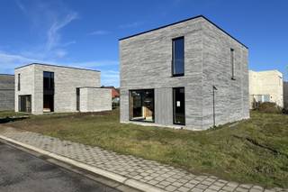 In Kwaadbunder in Wespelaar bouwden we deze fraaie open bebouwing op een mooi perceel van 510 m². Rustig gelegen, in een verkeersluwe straat in onze nieuwe familievriendelijke woonwijk. <br /><br />Deze vrijstaande woning in moderne architectuur heeft alles wat een gezin verwacht; een aangenaam ruime woonkamer, grote raampartijen, een ingerichte keuken en badkamer, 3 ruime slaapkamers én een tuin met terras. <br /><br />Deze woning is energie-efficiënt en uitgerust met de nieuwste technieken voor verwarming, koeling en ventilatie. <br /><br />Woonklaar in enkele maanden én de binnenafwerking kan jij nog vrij kiezen. Onze klantenbegeleider staat klaar dat voor jou te regelen.