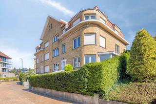 Dans un emplacement particulièrement central à De Panne, à seulement quelques minutes à pied de la plage, de la promenade et du centre-ville, se trouve cet appartement spacieux dans la petite Résidence Gimini.<br /><br />L'appartement est situé au rez-de-chaussée surélevé et bénéficie à l'avant d'une vue agréable et dégagée sur la place Jeanne d’Arc. Avec une superficie habitable d'environ 93 m², ce bien offre également un espace extérieur exceptionnel : un jardin privé de pas moins d'environ 240 m², un atout majeur sur la côte.<br /><br />L'agencement comprend un espace de vie spacieux et lumineux, une cuisine séparée avec un cellier attenant et un accès direct au jardin, deux chambres à coucher de taille normale dont une avec vue sur le jardin, une salle de bain avec douche à l'italienne et lavabo, ainsi qu'un toilette séparé. Par l'escalier, vous accédez au sous-sol, où se trouvent une vaste cave et un garage intégré. Tant la cave que le garage sont inclus dans le prix de vente.<br /><br /><strong>Atouts :</strong>
<ul>
	<li>Jardin privé exceptionnellement spacieux d'environ 240 m²</li>
	<li>Emplacement de choix à distance de marche de la plage et du centre</li>
	<li>Deux chambres à coucher de taille normale</li>
	<li>Garage intégré et cave inclus</li>
	<li>Petite résidence</li>
	<li>Fenêtres en PVC avec double vitrage</li>
</ul>
<br />Un bien particulièrement intéressant pour ceux qui recherchent un appartement spacieux avec un jardin exceptionnel et une garage, ainsi qu'un emplacement idéal près de tout ce que De Panne a à offrir.