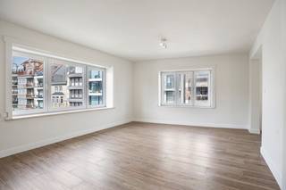 Op een uitstekende ligging in de Bayauxlaan te Knokke bevindt zich dit lichtrijke appartement met één slaapkamer te koop. <br /><br />Het appartement is gelegen in de residentie ‘Ocean’, waar de voorbije jaren reeds verschillende investeringen werden uitgevoerd in de gemene delen. De leefruimte geniet dankzij de vele raampartijen van een aangename natuurlijke lichtinval en biedt bovendien een subtiel streepje zeezicht, wat zorgt voor een extra vakantiegevoel.<br /><br />De praktische indeling omvat een lichtrijke leefruimte, een keuken, één volwaardige slaapkamer en een ensuite badkamer. De keuken en badkamer kunnen naar eigen smaak worden opgefrist, waardoor hier de mogelijkheid ontstaat om het appartement verder te personaliseren en er een aantrekkelijke kuststek van te maken.<br /><br />De ligging is een absolute troef. Vanuit de Bayauxlaan bereikt u vlot het strand en de Zeedijk, terwijl het levendige Rubensplein en de populaire Lippenslaan vlakbij gelegen zijn. Ook openbaar vervoer, winkels, restaurants en andere voorzieningen bevinden zich op wandelafstand. Hierdoor is het appartement zowel voor eigen gebruik als voor (vakantie)verhuur bijzonder interessant.<br /><br />Mooi aanbod voor wie op zoek is naar vastgoed in Knokke-Heist! <br /><br />Wenst u meer informatie of een bezoek? Neem dan contact op met onze vastgoedexpert Arne Vandierendonck 0493 25 35 85 of arne.vandierendonck@dewaele.com <br /><br />Bestuursmaatregelen in het maatregelenregister: nee<br /><br />Deze AI-visualisaties zijn bedoeld als inspiratie. Er werd geen rekening gehouden met technische specificaties, stedenbouwkundige voorschriften of de concrete mogelijkheden tot realisatie.