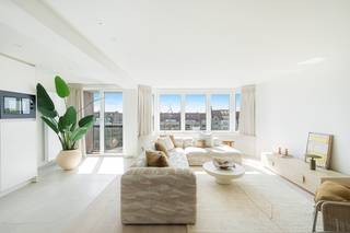 Dit groot (woon)appartement is goed en zonnig gelegen op de Graaf d'Ursellaan te Heist-aan-Zee.<br /><br />Indeling: Grote inkomhall met vestiaire, gastentoilet, ruime lichtrijke leefruimte met open zichten, zuidgericht terras vooraan, volledig ingerichte nieuwe keuken, bergkast met ruimte voor wasmachine en droogkast, twee ruime slaapkamers met inbouwkasten, badkamer met inloopdouche, toilet en lavabo, terras achteraan met bergkast.<br /><br />Volledig vernieuwd met oog voor smaak en detail, elektriciteit conform gekeurd, zeer energiezuinig label A met nieuwe  energiezuinige verwarmingsketel.<br />Privatieve kelderberging en fietsenberging aanwezig.<br /><br />Het perfecte tweede verblijf of woonappartement op enkele passen van de zeedijk.<br /><br />Info en bezoek bel Andries De Leyn 0472 53 66 09