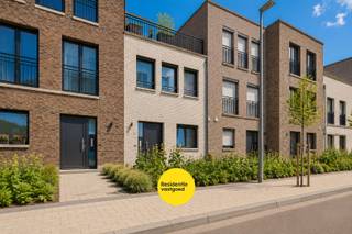 Welkom in Noordhof 22, een recente woning afgewerkt met hoogwaardige materialen en uitgerust met hedendaags comfort.(EPC A) Dankzij de centrale ligging bevindt u zich op wandelafstand van winkels, supermarkten, scholen, openbaar vervoer en tal van andere voorzieningen.<br /><br />Via de inkomhal met gastentoilet betreedt u de ruime en lichtrijke leefruimte, die naadloos aansluit op de eetplaats. De kwalitatief afgewerkte keuken vormt het hart van de woning en biedt alle nodige comfort. Daarnaast beschikt het gelijkvloers over een praktische berging.<br /><br />Op de eerste verdieping bevinden zich twee ruime slaapkamers met ingemaakte kasten, een aparte wasplaats en een stijlvolle badkamer uitgerust met ligbad, inloopdouche, dubbele lavabo en toilet.<br /><br />De tweede verdieping is bereikbaar via een vaste trap en omvat een derde slaapkamer met maatkasten, een tweede badkamer met inloopdouche, dubbele lavabo en toilet, evenals een aparte technische ruimte. Als extra troef geniet u hier van een prachtig dakterras.<br /><br />De aangelegde tuin sluit perfect aan op de leefruimte en vormt een harmonieus geheel met de woning. Verder beschikt het perceel over een tuinberging, een afgesloten fietsenstalling en een privatieve autostaanplaats die rechtstreeks aansluit op de tuin.<br /><br />De vermelde prijs is een richtprijs; elk bod wordt voorgelegd aan de eigenaar, die het recht heeft dit te aanvaarden of te weigeren.<br /><br />Neem voorsprong met een vrijblijvende schatting via:<br />www.residentievastgoed.be/gratisonlineschatten