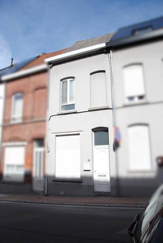Karaktervolle stadswoning met 2 slaapkamers en inrichtbare zolder in hartje Geraardsbergen!

Op zoek naar een betaalbare eerste woning of een vastgoedinvestering met potentieel? Dan is deze charmante stadswoning in de Sint-Annastraat beslist een bezoek waard! Gelegen op wandelafstand van het centrum, winkels, scholen, openbaar vervoer en het station geniet u hier van een uiterst centrale ligging met een uitstekende bereikbaarheid.

Deze gesloten bebouwing biedt een praktische indeling met op het gelijkvloers een inkomhal, een gezellige leefruimte, een keuken, een badkamer en een apart toilet. Op de eerste verdieping bevinden zich twee volwaardige slaapkamers. Bovendien beschikt de woning over een ruime zolder, die mits de nodige aanpassingen extra mogelijkheden biedt voor een hobbyruimte, bureau of bijkomende slaapkamer(s).

Met een grondoppervlakte van 58 m² en een bruikbare vloeroppervlakte van 108 m² biedt deze woning verrassend veel ruimte. Daarnaast is er een praktische kelder aanwezig.

De woning beschikt reeds over een vernieuwde keuken en een warmtepompboiler. Dankzij de centrale ligging, de mooie lichtinval en de uitbreidingsmogelijkheden vormt dit pand een uitstekende opportuniteit voor starters, investeerders of handige renovatoren die hun eigen woonproject willen realiseren.

Verder is de woning gelegen in een niet-overstromingsgevoelige zone (P-score A en G-score A) en bevindt ze zich in woongebied.

Troeven
✔ Centrale ligging nabij station en centrum
✔ 2 slaapkamers
✔ Inrichtbare zolder met uitbreidingsmogelijkheden
✔ Vernieuwde keuken
✔ Warmtepompboiler aanwezig
✔ Kelder aanwezig
✔ Mobiscore 9/10
✔ Betaalbare woning met veel potentieel

Renovatie-informatie EPC-label F - 505 kWh/m²/jaar (renovatieverplichting van toepassing). Elektrische installatie niet conform. Asbestattest beschikbaar.

Interesse? Contacteer CasaVista Vastgoedkantoor voor meer informatie of een bezoek ter plaatse! 📞🏡