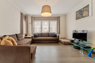 Cette maison confortable à Beringen dispose de 3 chambres, d'une salle de bain, d'un bureau et d'un carport. La maison a été (partiellement) rénovée en 2020 et est équipée de tout le confort moderne, de panneaux solaires, d'une nouvelle installation de chauffage, de la climatisation et de volets roulants. Avec une surface habitable de 216 m² et un magnifique jardin de 921 m², cette maison offre suffisamment d'espace pour une famille.<br /><br />Disposition<br />Rez-de-chaussée :<br />Le hall d'entrée spacieux donne accès à la cave, au salon et à la cuisine. Le salon est très spacieux et équipé de la climatisation. Depuis le salon, nous pouvons accéder à la cuisine, qui offre beaucoup d'espace de rangement. La cuisine est reliée à l'extension, où se trouvent les toilettes, la buanderie et le débarras.<br /><br />Étage :<br />Au premier étage, il y a deux grandes chambres avec climatisation et une grande salle de bains. La salle de bains est équipée d'un double lavabo, d'une double douche, d'une baignoire et de toilettes. Nous trouvons également un bel espace bureau ou chambre de bébé.<br /><br />Deuxième étage :<br />Au deuxième étage se trouve la chambre principale. La belle chambre spacieuse est équipée de la climatisation et de placards sur mesure. La chambre à côté de la chambre principale est actuellement utilisée comme espace de stockage, son emplacement au-dessus de la salle de bains permet de l'aménager selon vos souhaits en une deuxième salle de bains.<br /><br />Jardin :<br />Derrière la maison, il y a une agréable terrasse ensoleillée pour profiter des chaudes soirées d'été. Celle-ci est accessible par la porte derrière la cuisine. Le beau jardin profond est entièrement clôturé. Derrière la maison se trouve un carport pouvant accueillir 2 voitures.<br /><br />Particularités :<br />- EPC positif<br />- Panneaux solaires<br />- Alarme présente<br />- Rénovation 2020 : toit, isolation, climatisation, nouvelle installation de chauffage