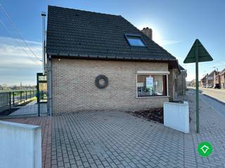 Deze woning bevindt zich aan de rand van Kortemark, op een vlotte bereikbare ligging langs een verbindingsweg, op korte afstand van winkels,...