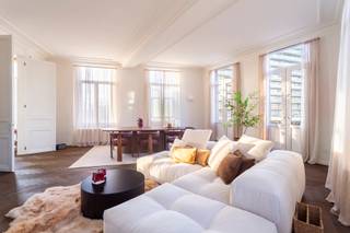 In de rustige Brusselstraat, op een toplocatie tussen de charmante Troonplaats en het bruisende Zuid, vind je dit volledig en stijlvol gerenoveerde appartement. De buurt combineert gezellige horeca, goede bereikbaarheid, groen en vlotte verbindingen richting station Antwerpen-Zuid en belangrijke invalswegen.<br /><br />Binnen word je ontvangen in een warm en verfijnd interieur waar authentieke elementen subtiel werden behouden. De hoge plafonds, moulures, sierhaard en het prachtige visgraatparket zorgen voor een tijdloze, magazinewaardige sfeer. De leefruimte baadt in het licht dankzij de grote ramen en het charmante balkonnetje vooraan.<br /><br />De keuken is een absolute troef: een moderne, luxe ingerichte ruimte met groot werkblad en kookeiland, perfect voor wie houdt van koken en gezelligheid. Alles voelt doordacht, strak en kwalitatief afgewerkt.<br /><br />De ruime hoofdslaapkamer ademt rust en comfort uit, met elegante ingemaakte kasten en directe toegang tot de prachtige badkamer. De badkamer werd stijlvol ontworpen met zachte tinten, hoogwaardige materialen, ligbad én douche; een plek die elke dag als een mini-wellness voelt.<br /><br />Verder biedt het appartement een tweede slaapkamer die ideaal is als logeerkamer, bureau of dressing, én een aparte wasruimte in de inkomhal.<br /><br />Een uniek appartement dat charme, klasse en hedendaags comfort combineert op een van de meest gegeerde locaties van Antwerpen.<br /><br />Contacteer LISTED voor een bezoek: <strong>+32 3 283 51 51</strong>