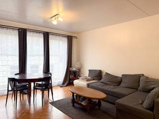 Dit ruim appartement is gelegen in het hartje van Beveren. Het is gelegen op de tweede verdieping en is makkelijk te bereiken via de lift.Indeling:...