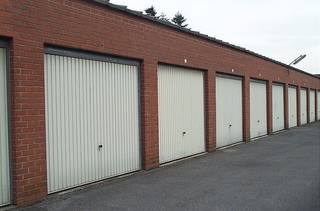 Garagebox - in woonwijk gelegen. Garage is geschikt voor het plaatsen van materiaal of een voertuig. Geen 100% geschiktheid voor het plaatsen van meubels.