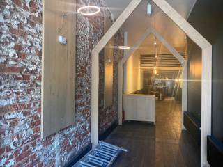Handelspand te huur op toplocatie – Oude Markt Leuven!Bent u op zoek naar een unieke commerciële locatie in het hart van Leuven? Dit handelspand,...