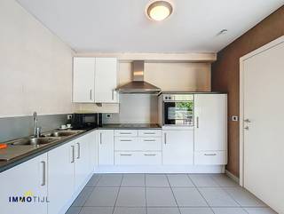 Dit lichtrijk duplex-appartement is gelegen op de 3de verdieping (lift aanwezig) en beschikt over een inkomhal met gastentoilet, gezellige...