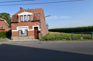 Op een rustige en landelijke locatie nabij het centrum van de parochie Sint-Jan te Wingene kunt u deze alleenstaande woning met grond en afzonderlijke garage terugvinden.<br />Achteraan de woning is een terras, ruime tuin en bijgebouwen terug te vinden.<br /><br />De woning is gelegen op een perceel van 1341m² en heeft een bewoonbare oppervlakte van 116m².<br />Buiten zijn er verschillende praktische bergingen en opstallen aanwezig. <br /><br />Een unieke kans voor wie op zoek is naar grond voor herontwikkeling, een kleinschalig woonproject of een ruime gezinswoning met grote tuin.<br /><br />Indeling: <br />GV: inkomhal - keuken - woonkamer - eetplaats - badkamer met douche en lavabo - berging<br /><br />1e V: nachthal - 3 slaapkamers.<br /><br />Algemeen:<br />- Landelijke en rustige ligging<br />- EPC 908 - label F<br />- Renovatieverplichting van toepassing<br />- Niet-asbestveilig <br />- Recht tegenover Basisschool Sint-Jan<br />- Gvg, WgLk, Gmo, Gvkr, Gvv<br />- Vrij bij akte