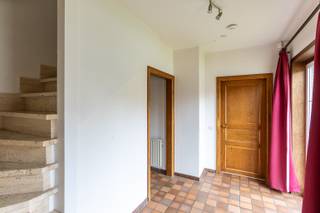 Deze veelzijdige en ruime woning biedt een unieke combinatie van comfortabel wonen, professioneel werken en extra investeringsmogelijkheden. Achter...