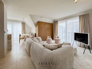 Dit unieke duplex (hoek)appartement is gunstig gelegen in het centrum van Knokke en biedt een ideale combinatie van comfort en modern wonen. Op de benedenverdieping bevindt zich de inkomhal met afzonderlijk toilet, die toegang geeft tot een lichtrijke living met een open keuken. <br />De leefruimte sluit naadloos aan op twee aangename terrasjes, ideaal om te genieten van de buitenlucht. Verder is er een moderne douchekamer.<br />De living is uitgerust met een stijlvol en functioneel slaapmeubel voor twee personen(lollipop bed). Op de bovenverdieping bevindt zich een ruime slaapkamer met ingemaakte kasten, die garant staat voor een optimaal slaapcomfort.<br /><br /><span>Mogelijkheid tot aankoop van een autostaanplaats/garagebox in de nabije omgeving!</span><br /><br />Aarzel niet om ons te contacteren voor meer informatie: tel. : 050 62 44 14 of via knokke@immax.be