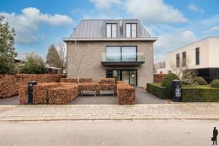 GELIJKVLOERSE PRAKTIJKRUIMTE MET FUNCTIONELE INDELINGDeze gelijkvloerse praktijkruimte is momenteel in gebruik als orthodontiepraktijk. Dankzij de...