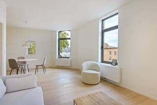 In een kleinschalig historisch, doch volledig gerenoveerd gebouw vinden we op de tweede verdieping dit ruime en bijzonder sfeervolle appartement met twee riante slaapkamers.<br /><br />Bij het binnenkomen vallen meteen de mooie parketvloer, de verzorgde afwerking en het warme karakter van het appartement op. Dankzij de ligging op de tweede verdieping geniet de leefruimte aan de voorzijde van een aangenaam open uitzicht over de omliggende bebouwing en richting het plein voor de Onze-Lieve-Vrouw-Geboortekerk. Het vrije zicht draagt bij aan het aangename gevoel van ruimte en rust.<br /><br />Aansluitend aan de leefruimte bevindt zich de open en volledig uitgeruste keuken met een gezellig eiland. De warme parketvloer werd doorgetrokken doorheen nagenoeg het volledige appartement, met uitzondering van de vochtige ruimtes, en vormt samen met de hedendaagse afwerking een mooi en harmonieus geheel.<br /><br />Via de nachthal bereiken we de twee riante slaapkamers. Eén slaapkamer bevindt zich aan de zijde van de d’Urselstraat, terwijl de tweede slaapkamer aan de achterzijde van het gebouw gelegen is. In de nachthal werd bovendien een functionele bergkast voorzien. De ruime badkamer is uitgerust met een comfortabele inloopdouche en geniet dankzij de lichtkoepel van aangenaam natuurlijk daglicht. Verder beschikt het appartement over een afzonderlijk toilet.<br /><br />Ook praktisch heeft deze woonst heel wat te bieden. In de kelderverdieping beschikt het appartement over een private kelderberging en in de gemeenschappelijke inkomhal is een fietsenberging voorzien.<br /><br />Een appartement dat sfeer en gezelligheid uitstraalt, met royale ruimtes, twee volwaardige slaapkamers en een aangenaam open uitzicht. Het historische karakter van het gebouw werd op een geslaagde manier gecombineerd met hedendaags wooncomfort, wat resulteert in een charmant appartement met een geheel eigen karakter.<br /><br />Last but not least: gunstig EPC label A: 48kwh/m² + conforme elektriciteit.<br /><br />Heeft u interesse in dit appartement? Neem dan contact met het kantoor van VB Vastgoed Hoboken op het nummer 03 337 50 70 of via <span>info@vbvastgoed.be</span><br /> 