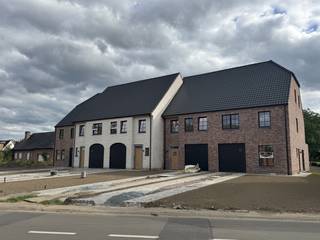 in de zomer 2026 zullen deze woningen voltooid zijn inclusief tuinaanleg, oprit en terras (5 prachtige lage energiewoningen).<br />Deze nieuwbouwwoning type half open bebouwing in een tijdloze pastorijstijl) heeft een bewoonbare oppervlakte van ca. 215 m2 en heeft volgende indeling: inkomhal met gastentoilet, een ruime leefruimte met zit- en eethoek, open keuken met aansluitende berging/wasplaats. Op de eerste verdieping bevinden zich drie slaapkamers en een ruime badkamer met toilet. Een vaste trap geeft toegang een volledig afgewerkte zolder met technische ruimte/berging. Deze woning beschikt over een inpandige garage inbegrepen in de prijs. warmtepomp lucht/water met vloerverwarming, vloerkoeling<br />Extra troeven: e-peil <20 !!, 8 zonnepanelen, ventilatiesysteem type D, tuinaanleg, terras en oprit is inbegrepen,<br />keuken twv 25.000 euro !, sanitair twv 7.000 euro + BTW , ceramische parketvloeren tot op de zolder !!<br />Alle prijzen zijn exclusief 6 % btw op de constructie en 12% registratierechten op de grond. volledig geschilderd en met verlichting / gordijnen inbegrepen. Maak gerust een afspraak voor een bezoek aan een kijkwoning 0478204985 (Stefaan Maes)