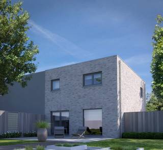 HALFOPEN EIGENTIJDSE BEBOUWINGEN <br /><br />2 zeer energiezuinige woningen in Houthalen.<br /> <br />Deze bouwgronden van 6a73ca (lot 1) en 7a (lot 2) bieden de mogelijkheid tot het bouwen van je woning naar eigen wensen. Je geniet van een zeer goede verbinding doordat je vlakbij de op – en afrit van de E314 zit. Verschillende winkels, scholen, en openbaar vervoer liggen ook in de buurt. Voor de natuurliefhebbers kent deze regio veel groen, met natuurgebieden “Kelchterhoef” en “de Teut” kort in de buurt.<br /> <br />De percelen zijn geschikt voor een halfopen bebouwing van 9 meter breed (het voorbeeld op de website is 6,90 meter breed, maar wordt dus aangepast volgens de bouwvoorschriften). Op onze website stellen wij een moderne woning voor van 131m2 met plat dak, bestaande uit een inkomhal, aparte toilet, open keuken, leefruimte en een ruime berging op het gelijkvloers. Boven vinden we 3 slaapkamers, een technische ruimte en een badkamer met douche + bad. Uiteraard zijn er nog tal van andere mogelijkheden.<br /><br />AVL biedt jou de mogelijkheid tot het bouwen van een woning naar eigen wensen, contacteer ons voor de mogelijkheden.<br />De woning biedt u alvast alle zekerheden en garanties inzake EPB waarden!<br /><br />Dit project realiseren wij in samenwerking met ERA NOBIS.<br /><br />SLEUTEL OP DE DEUR<br />- Ruwbouw winddicht<br />- Sanitaire leidingen (inclusief hergebruik van regenwater)<br />- Elektriciteit<br />- Verwarming via warmtepomp met vloerverwarming <br />- Pleisterwerken<br />- Isolatiewerken en chape<br />- EPB berekening<br />- Ventilatiesysteem D+<br />- Kostprijs architect en veiligheidscoördinatie inclusief<br />- Zonnepanelen<br />- Afgewerkte keuken<br />- Sanitaire toestelen<br />- Tegelvloeren op het gelijkvloers en in de badkamer<br />- Binnendeuren in grondlaag<br />- Trappen in hout <br />- Voegwerken<br /><br />LOT 1 PRIJS SLEUTEL OP DE DEUR <br />€ 389 799 excl. alle kosten op grond en constructie<br />€ 460 932 incl. alle kosten op grond en constructie<br /><br />LOT 2 PRIJS SLEUTEL OP DE DEUR <br />€ 389 799 excl. alle kosten op grond en constructie<br />€ 460 932 incl. alle kosten op grond en constructie