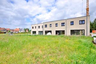 Deze BEN-woning is gelegen in een zijstraat van de invalsweg richting Ronse komende van Brakel, treft men deze gloednieuwe verkaveling! Dit op slechts 5 minuten van het bruisende stadscentrum van Ronse, met tal van horeca- en handelszaken, scholen en openbaar vervoer.<br /><br />In zijn totaliteit worden hier 15 hedendaagse BEN-woningen (reeds 4 verkocht) gerealiseerd, een <strong>verkeersluwe wijk</strong> die enkel toegankelijk is voor bewoners en een gezellige woonomgeving geniet door de gemeenschappelijke groenzone. Er is voldoende parkeergelegenheid in de wijk aanwezig, doordat er maar liefst 32 privatieve carports, 8 privatieve parkeerplaatsen en parkeerplaatsen voor bezoekers voorzien worden.<br /><br />De woning is ingedeeld als volgt: ruime inkomhal, apart toilet, een open leefruimte met keuken en een aparte bergruimte. Op het 1ste verdiep zijn er <strong>3 slaapkamers</strong>, een badkamer, de nachthal, een apart toilet en een technische berging aanwezig. Verder is er nog een privatieve tuin met terras! <strong>Inbegrepen is 1 privatieve carport!</strong><br /><br />Maak snel een afspraak en ontdek alle details, bovendien heeft u als koper ook inspraak in de materiaalkeuze van oa. de badkamer, keuken, betegeling...<br />Interesse? Contacteer Kyamo De Smet: 0479 06 13 71