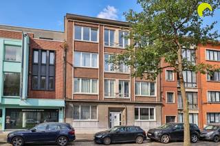 <p><span>Zeer gunstig gelegen, met een tramhalte voor de deur, vinden we dit verrassend ruime appartement met zuidgericht terras. </span></p><p><span>Winkels en scholen bevinden zich vlakbij. Tevens is er een zeer goede verbinding met autosnelwegen wegens directe nabijheid van de A12 en de oprit van de Ring rond Antwerpen.</span></p><p><span>Het appartement bevindt zich op de tweede verdieping van een gebouw zonder lift. De verwarming loopt op gaskachels en de ramen hebben dubbele beglazing.</span></p><p><span>De maandelijkse kosten beperken zich tot € 108 per maand en omvatten de provisie voor water, ereloon van de syndicus, blokpolis en het onderhoud van de gemene delen. De meters voor gas en elektriciteit zijn privaat!</span></p><p><span> </span></p><p><span>Indeling:</span></p><p><span>We bereiken dit appartement op de tweede verdieping met de trap en komen binnen in de centrale inkomhal met vestiairehoek.</span></p><p><span>Vooraan is er de ruime woonkamer met aansluitend een (slaap)kamer van 1.80m x 3.6m.</span></p><p><span>Achteraan is er de keuken welke is voorzien van een gaskookplaat, dampkap, oven, koelkast en de aansluiting voor een wasmachine. Van hieruit bereik je het zonnige zuidgerichte terras.</span></p><p><span>De centraal gelegen badkamer is voorzien van een inloopdouche, lavabomeubel en toilet. </span></p><p><span>De grote slaapkamer (3.65m x 3.90m) bevindt zich aan de rustige achterzijde.</span></p><p><span>Verder hoort er nog een private kelderberging bij het appartement.</span></p><p><span> </span></p><p><span>Voornaamste troeven:</span></p><p><span>- Centrale ligging nabij winkels, openbaar vervoer, scholen, verbindingswegen</span></p><p><span>- Gunstig EPC en asbestveilig </span></p><p><span>- Ruime woonkamer, grote slaapkamer en extra kamer vooraan</span></p><p><span>- Zonnig terras met optimale oriëntering</span></p><p><span>- Beschikbaar vanaf 1/02/2027</span></p><p><span> </span></p><p><span>EPC: 177 kWh/m² - label B</span></p><p><span>Waterinfo: P-score - A | G-score - </span><span>A</span></p><p><span> </span></p><p><span>Voor een bezoek ter plaatse kan u ons contacteren op het nummer 03 449 42 41 of mail ons via <span>hallo@habicom.be</span></span></p><p><span>De waarde van uw eigendom kennen ? Maak vrijblijvend een afspraak met onze habicom expert in uw buurt.</span></p><p><span> </span></p><p><span> </span></p><p><span> </span></p>