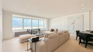 <span>Klassevol en luxueus ingericht 3-slpk. appartement met FRONTAAL zeezicht, gelegen op de Zeedijk, aan het Rubensplein...</span><br /><br /><span>Samenstelling: Inkomhal met gastentoilet en vestiaire. Ruime woonkamer met open haard, en open zicht op zee en over het Rubensplein. Open keuken met keukeneiland en gezellig ontbijthoekje. Eetkamer. Berging voor wasmachine en droogkast. </span><br /><span>Er zijn 3 slaapkamers. 2 Slaapkamers geven uit op een zonnig terras aan de achterzijde. </span><span>De hoofdslaapkamer</span><span> beschikt over een eigen douchekamer. Aparte douchekamer voor de 2 andere kamers. 3e slaapkamer waar momenteel een stapelbed is met een bureauhoekje. </span><br /><br /><span>Privatieve kelder en een fietsenberging in de residentie. Mogellijkheid tot overname meubilair!</span>