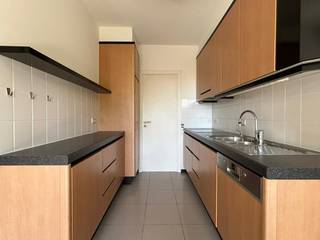 Dans l'ensemble : - Fenêtres en PVC à double vitrage- Chauffage au fioul (collectif)- Electricité individuelle, consommation d'eau collective- EPC : 195 kWh/m² par an- Ascenseur disponibleDispositionAppartement :- Hall d'entrée avec toilettes séparées- Salon spacieux avec beaucoup de lumière- Cuisine avec rangement- 2 chambres- Vinaigrette- Salle de bain rénovée avec douche à l'italienne- TerrasseSous-sol :- Rangement au sous-sol- Stationnement