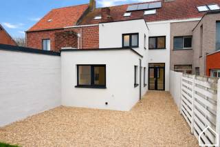 Deze recent gerenoveerde woning uit 2026 combineert ruimte, comfort en een praktische indeling. Met een bewoonbare structuur over drie verdiepingen, een zonnig terras van 20,30 m², een tuin en drie volwaardige slaapkamers is dit een ideale gezinswoning.<br /><br />U komt binnen via de inkomhal van 3,87 m², die toegang geeft tot de gezellige leefruimte van 30,27 m². Aansluitend bevindt zich de ruime open keuken van 25,92 m², uitgerust met kwalitatieve Smeg-toestellen, waaronder een frigo, combi-oven, inductiekookplaat, vaatwasser en ingebouwde inox spoelbak. Verder beschikt het gelijkvloers over een apart gastentoilet met handwasbakje, een gangpad van 15,72 m² naar het terras, een ruim terras van 20,30 m², een tuin en een praktisch tuinhuis van 6 m².<br /><br />Op de eerste verdieping geeft de nachthal van 4,08 m² toegang tot twee comfortabele slaapkamers van respectievelijk 11,78 m² en 12,20 m². Verder is er nog een berging van 1,18 m² en een ruime badkamer van 8 m², voorzien van een dubbele wastafel, toilet, handdoekradiator, inloopdouche en ligbad.<br /><br />De tweede verdieping omvat een nachthal van 3,15 m² en een bijzonder ruime derde slaapkamer van 29 m², die perfect kan dienen als master bedroom, bureau of hobbyruimte.<br /><br />Bijkomende troeven zijn de 8 zonnepanelen (3080wp), de conforme elektriciteit en de aanwezige video/parlofoon.<br /><br />Kortom, een instapklare en energiezuinige woning met een mooie mix van ruimte en modern wooncomfort.<br /><br />Meer info? Contacteer ons!