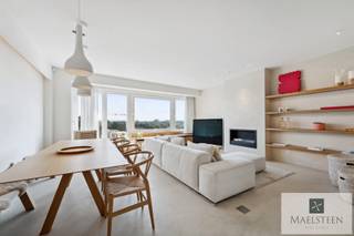 <p>Luxueux appartement, prêt à emménager et meublé avec beaucoup de goût, situé au 5e étage de la Kustlaan à Knokke-Heist. Situé au cœur des boutiques de luxe et à proximité de la place Albert et des plages, ce charmant appartement bénéficie d'une vue magnifique sur les villas typiques du Zoute. L'appartement est proposé à la vente avec le mobilier élégant et de qualité, inclus dans le prix.<br /><br />Composition : Hall d'entrée. Spacieux et très lumineux séjour composé d'un salon et d'un coin repas, attenant à une cuisine haut de gamme (Bulthaup). Palier avec toilettes séparées, salle de bains et débarras. Trois chambres, dont la suite parentale avec salle de douche attenante. Deux garages se trouvent à proximité du Minigolf (90 000 € chacun).<br /><br />Appartement de vacances idéal dans un emplacement privilégié au cœur du Zoute.<br /><br />Pour toute question ou pour prendre rendez-vous, n'hésitez pas à nous contacter (7j/7) : 0478 93 72 00 ou maxime@maelsteen.be</p>
