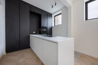 Residentie Luppen: kleinschalig renovatieproject nabij het Groen Kwartier<br /><br />Nabij het Groen Kwartier bevindt zich dit kleinschalig renovatieproject, op wandelafstand van scholen, winkels, openbaar vervoer en sfeervolle horecazaken. <br />Dit hippe project omvat 6 appartementen en 1 penthouse, met verschillende indelingen en keuze uit 1 of 2 slaapkamers, met oppervlaktes variërend van 50 tot 80 m². Elk appartement beschikt over een aangenaam, zuidgericht terras met uitzicht op het woonerf De Confiserie.<br /><br />De appartementen worden afgewerkt met kwalitatieve en duurzame materialen en zijn energiezuinig (zonnepanelen, vloerverwarming, ventilatiesysteem). Bovendien zijn alle appartementen volledig geschilderd en dus onmiddellijk instapklaar.<br /><br />Info en verkoop:<br />De verkoop geschiedt onder BTW op het constructieaandeel en registratierechten op het grondaandeel.<br />De aankoop van een kelderberging is verplicht (prijzen vanaf 4.500, exclusief aankoopkosten).<br />Optioneel kan er een ondergrondse autostaanplaats worden aangekocht.<br />Voor meer info: bel Karin op 0486/97 84 27 of mail karin@reds.be