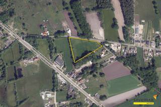 <p><span> </span></p><p><span>Centraal gelegen perceel landbouwgrond van 93a 45ca</span></p><p><span> </span></p><p><span>Ideaal om te hooien of voor een paardenweide.</span></p><p><span> </span></p>