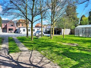 <p><strong>Welkom in deze prachtige moderne villa in Eeklo</strong></p><p>Dit elegante woonhuis met baksteenarchitectuur biedt het perfecte evenwicht tussen hedendaagse comfort en ruimtelijke elegantie. Gelegen op een genereus perceel van 2287 m² in Eeklo, is dit property een ideale keuze voor gezinnen die op zoek zijn naar ruimte en kwaliteit.</p><p><strong>Interieur en Indeling</strong></p><p>Met een gebruiksoppervlakte van 275 m² beschikt deze woning o.a. over <strong>4 slaapkamers</strong> en <strong>2 badkamers</strong>, wat volop mogelijkheden biedt voor gezinnen van verschillende grootte. </p><p><strong>Woonruimtes</strong></p><p>De woning beschikt over een ruime, lichte living- en eetkamer die naadloos aansluit op een volledig ingerichte keuken met houten kasten en moderne apparatuur. Deze open plattegrond creëert een warme, gastvrije sfeer waar familie en vrienden graag samenkomen. Grote raampartijen en glasschuifdeuren verzorgen veel natuurlijk licht en geven direct uitzicht op de tuin.</p><p><strong>Slaapkamers</strong></p><p>De vier slaapkamers zijn verzorgd ingericht en bieden elk een unieke sfeer. Van een Master bedroom met ensuite bathroom tot speelkamers of kantoor, er zijn volop mogelijkheden. De goed ingedeelde hal en overloop zorgen voor praktische circulatie.</p><p><strong>Badkamers</strong></p><p>Beide badkamers zijn modern en voorzien van kwalitatieve afwerking, inclusief genieten het bad en waterzuinige installaties.</p><p><strong>Buitenruimte</strong></p><p>Het eigenlijke hoogtepunt van deze woning is het enorme buitenterrein. Met een perceel van 2287 m² kunt u genieten van werkelijk gigantisch veel ruimte. De aangelegde tuin biedt plaats voor verschillende zones: een ingerichte zuid gericht terras met meubels, grasvelden, bomen en mogelijkheden voor groenvoorziening. Een perfect paradijs voor kinderen en huisdieren.</p><p><strong>Garage en Parkeren</strong></p><p>De woning beschikt over 1 grote garage van 64 m², aangevuld met royale parkeermogelijkheden op de oprit. De befaamde inrit is stijlvol aangelegd.</p><p><strong>Bijzonderheden</strong></p><p>Dit woonhuis staat bekend om zijn energetische efficiency en aangepast comfort. De combinatie van hedendaags design en functionele indeling maakt het tot een ideale family home.</p><p><strong>Ligging</strong></p><p>Eeklo is een aantrekkelijke Vlaamse stad met uitstekende verbindingen naar andere regio's. Winkels, scholen en voorzieningen liggen dicht bij elkaar, wat het dagelijks leven eenvoudig en aangenaam maakt.</p><p>Dit is meer dan alleen maar een huis – het is een lifestyle statement met ongekende ruimte en mogelijkheden. Ideaal voor wie van comfort, ruimte en modern wonen houdt.</p><p>Bij interesse mag u mailen naar Info@maximm.be en telefonisch contact opnemen met Bert op het nummer 0496/33.24.56. </p>