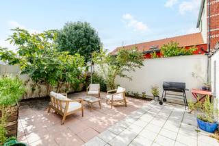 <p>Charmante gesloten woning in Vilvoorde, op wandelafstand van het centrum en het station.</p><p><br /></p><p>Deze volledig instapklare woning combineert een centrale ligging met comfortabel wonen in een residentiële omgeving nabij scholen, openbaar vervoer en invalswegen. Dankzij het EPC-label C en de conforme elektrische installatie geniet u van een energiezuinige en zorgeloze woonst. De gezellige westgerichte stadstuin met terras vormt een aangename buitenruimte om te ontspannen. Met drie slaapkamers, een bureauruimte en praktische berging biedt deze woning een functionele indeling voor gezinnen of koppels die extra ruimte zoeken. De nabijheid van parken, het ziekenhuis en het centrum van Vilvoorde maakt deze woning extra aantrekkelijk.</p><p><br /></p><p>Belangrijkste ruimtes:<br />• Ruime woonkamer (29 m²) met veel lichtinval<br />• Eetkamer (9,5 m²) aansluitend op de leefruimte<br />• Keuken (8,96 m²) uitgerust met oven, microgolfoven, vaatwasser en gaskookplaat<br />• Praktische berging (16 m²) met aansluitingen voor wasmachine en droogkast<br />• Apart toilet met handenwasser<br />• Badkamer (7,07 m²) met ligbad en wastafel in meubel<br />• Drie slaapkamers van 15,7 m², 13,11 m² en 12,39 m²<br />• Bureel (6,6 m²), ideaal voor thuiswerk<br />• Kelder (9,16 m²) voor extra opslagruimte<br />• Westgerichte stadstuin (45 m²) met terras</p><p><br /></p><p>Troeven:<br />• Volledig instapklare woning op wandelafstand van Vilvoorde centrum<br />• EPC C en conforme elektrische installatie<br />• Gezellige westgerichte stadstuin met terras</p><p><br /></p><p>Neem vandaag nog contact op met je ERA-makelaar voor een bezoek.</p><p><br /></p><p>JOUW DROOMHUIS. ZO GEVONDEN!</p>