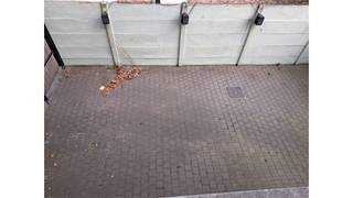 Een goed gelegen eigendom aan de hoofdweg in Zandhoven bestaande op het gelijkvloers uit een handelsruimte, terras aan de zijkant, tuin...