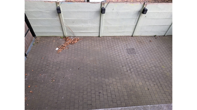 Een goed gelegen eigendom met commercieel gelijkvloers, appartement op de 1°verd en zolder met mogelijkheden tot het maken van kamers. - foto 2