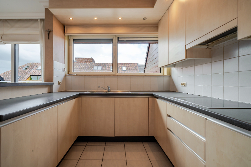 Roeselare-centrum. Lichtrijk 2-slaapkamerappartement in hartje Roeselare met vooraan en achteraan prachtige terrassen. Overal dichtbij en op 4 hoog gelegen ! - foto 5